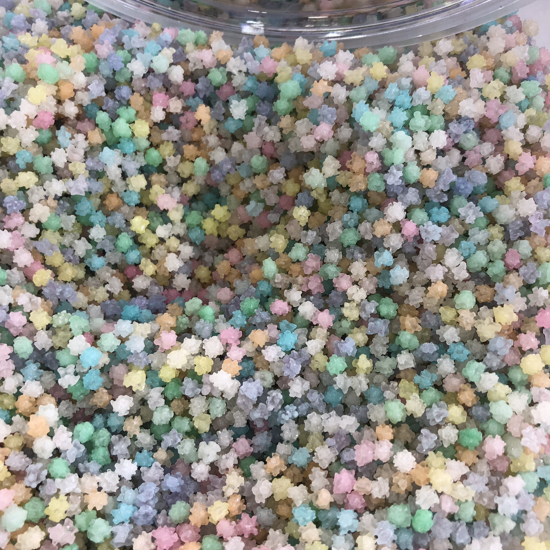 カラフルな金平糖のアップ　シャリシャリ砂糖菓子