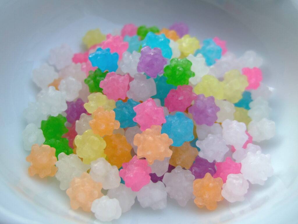 カラフルな金平糖（星形砂糖菓子）