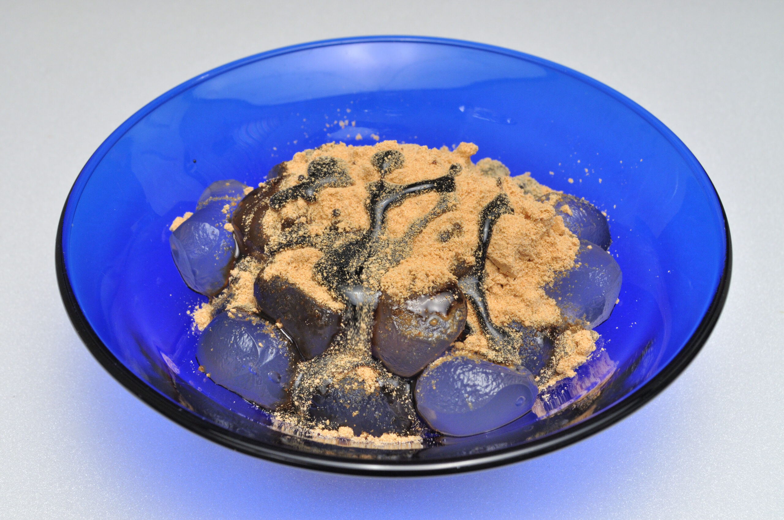 わらび餅 - きな粉をたっぷりまぶした定番スタイルのわらび餅