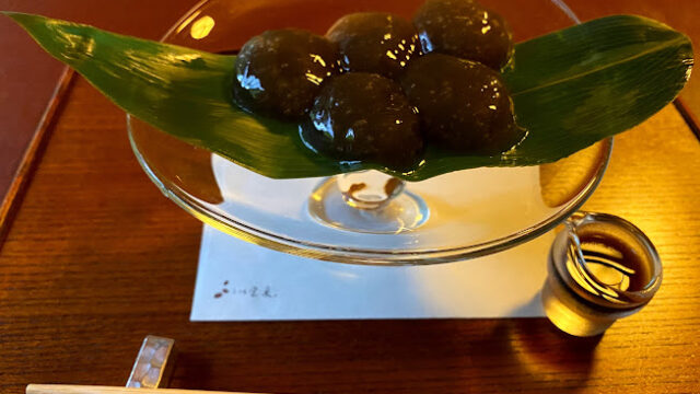 京都の老舗で作られた伝統的なわらび餅 - きな粉をまぶした上品な一品
