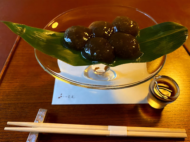 京都の老舗で作られた伝統的なわらび餅 - きな粉をまぶした上品な一品