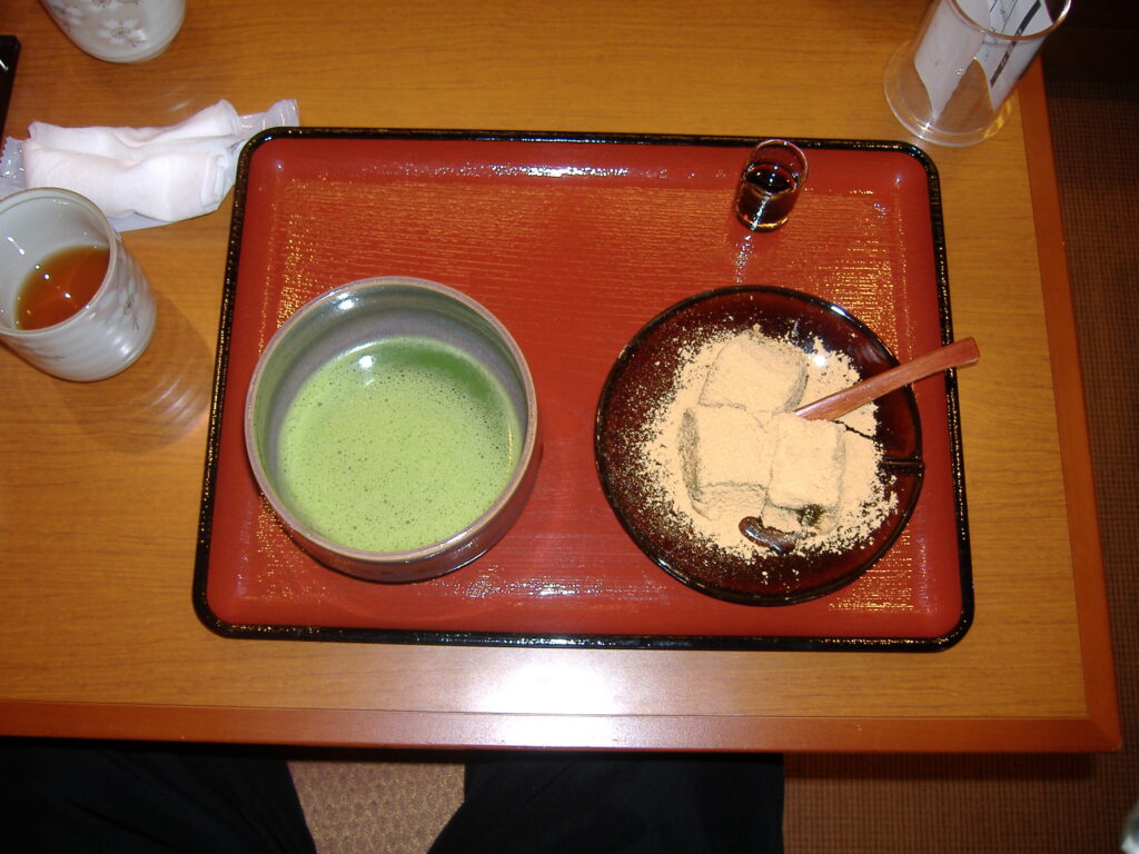 抹茶わらび餅 - 抹茶の風味を加えた現代的なわらび餅アレンジ
