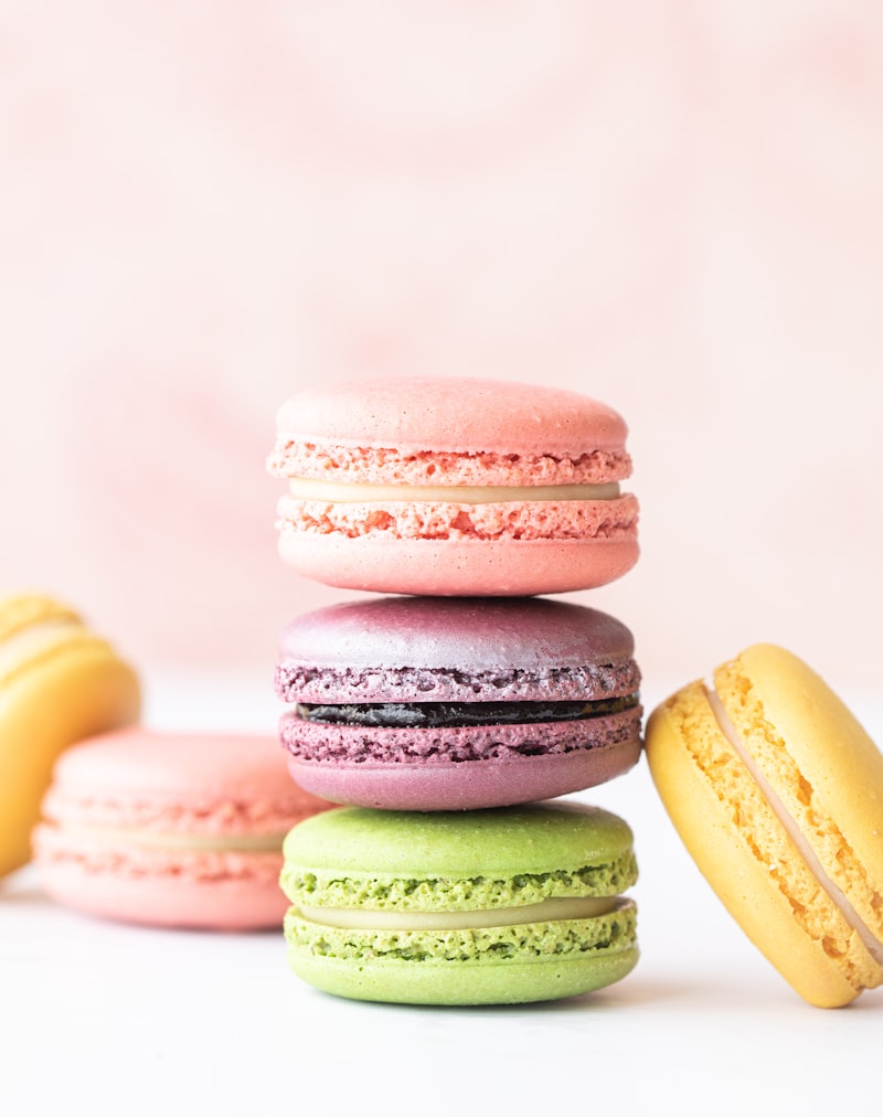 カラフルなマカロン。フランス生まれの宝石のような洋菓子