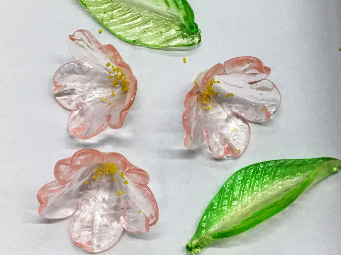 京都の和菓子屋「紫野源水」が手がける桜をかたどった有平糖
