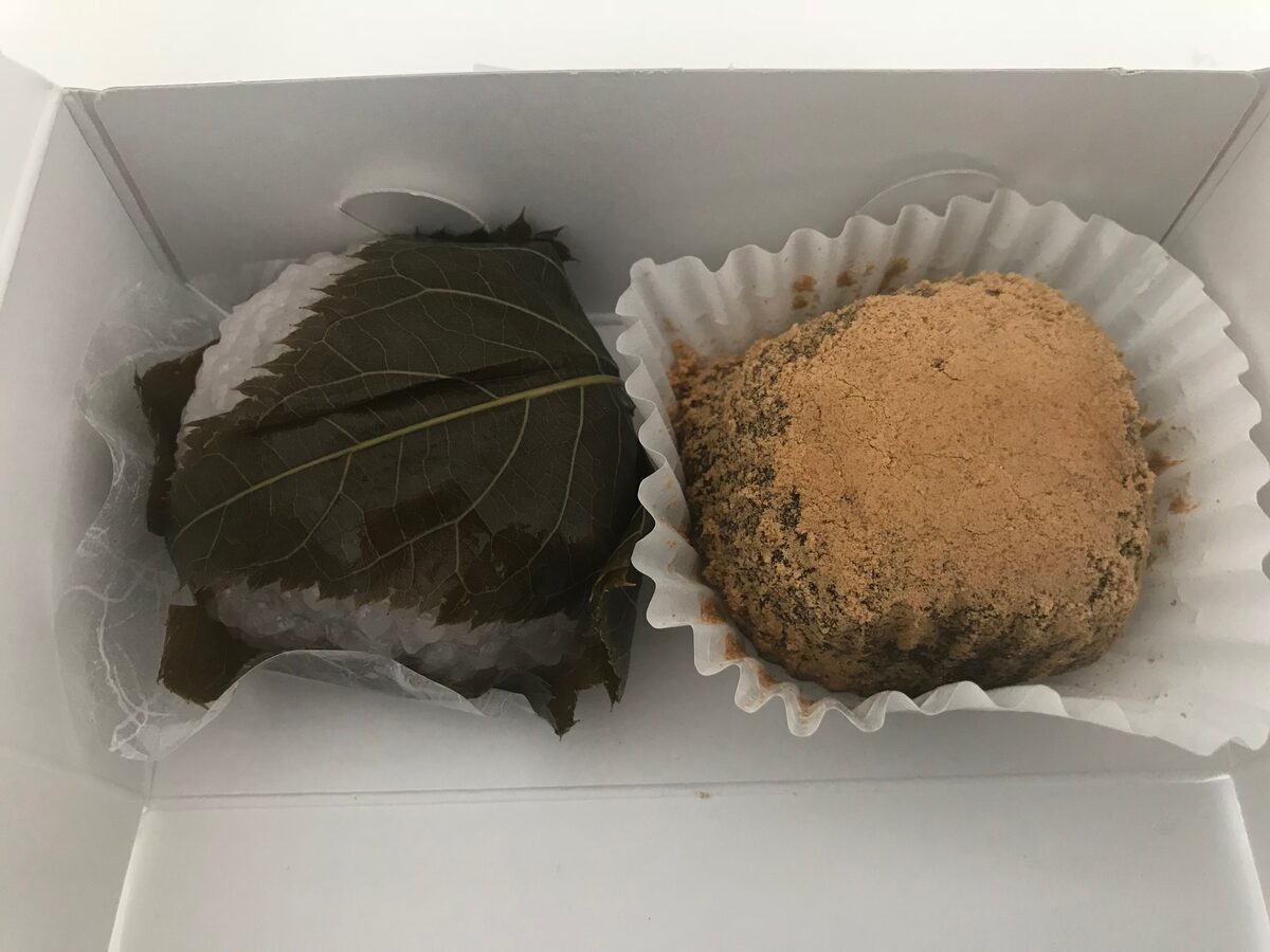 ふるさと納税で届いたスイーツギフトの箱を開けた写真