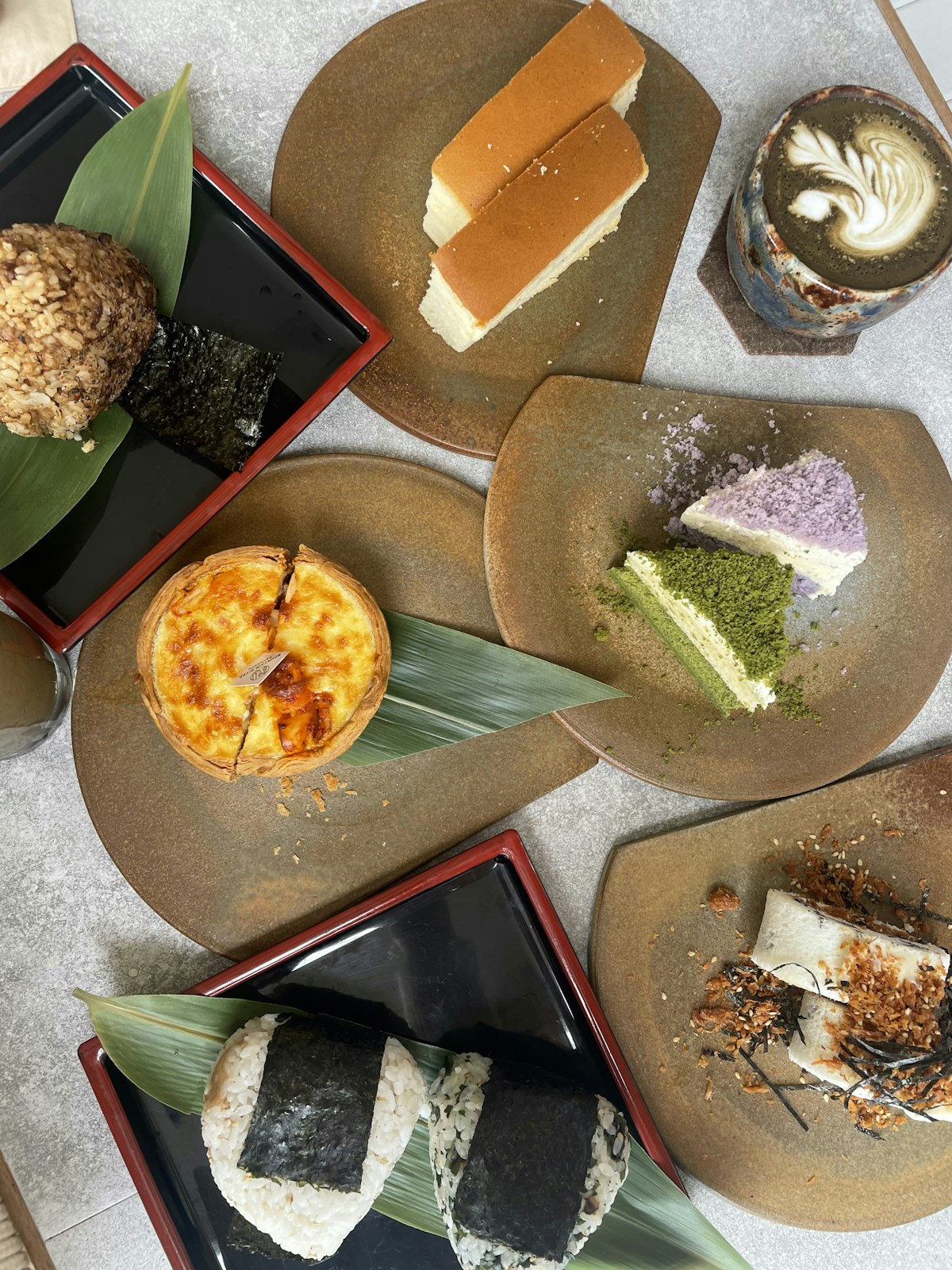 宇治抹茶をたっぷり使った深緑色のロールケーキ断面